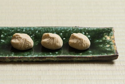 菓子＝栗きんとん（すや） 器＝織部釉 長角皿(鈴木重孝) 写真：津留崎徹花　撮影協力：加島美術