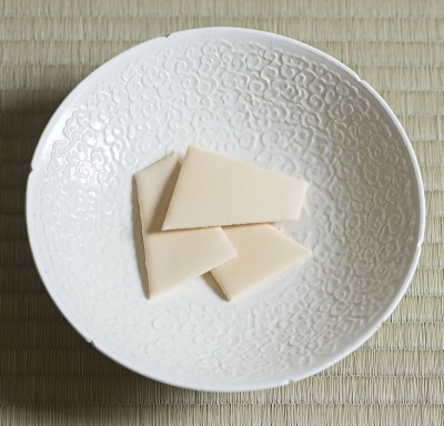 菓子＝薄氷（薄氷本舗五郎丸屋） 器＝白瓷印花金烏玉兎紋碗（原田譲） 写真：津留崎徹花　撮影協力：加島美術